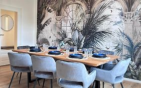 Cruwzo I Modern Centrally Located Apartment With Parking Modern Centrally Located Apartment With Parking